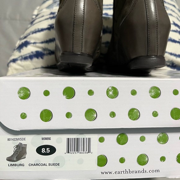 EARTHIES Womens Suede Wedge Ankle Boot, Size 8.5 - Picture 3 of 8